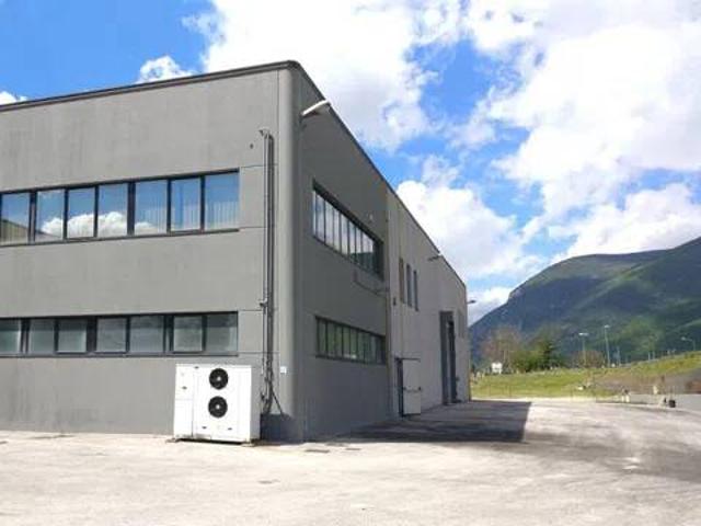 Locale Commerciale in vendita a Albacina-Borgo Tufico, Marche