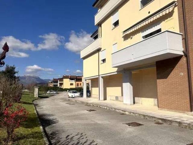 Locale Commerciale in vendita a Borgo 3, Marche