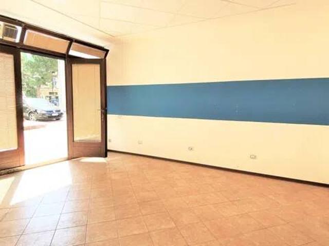 Locale Commerciale in vendita a Centro, Marche