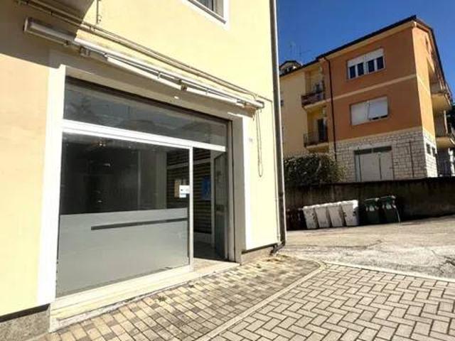 Locale Commerciale in vendita a Spina, Marche