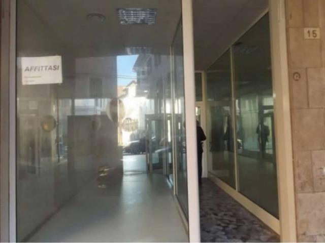 Locale Commerciale in vendita a Centro, Marche