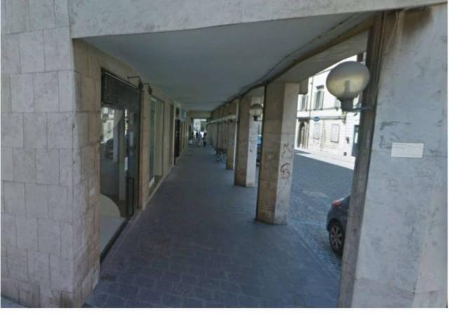 Locale Commerciale in vendita a Centro, Marche