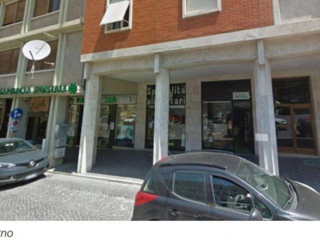 Locale Commerciale in vendita a Centro, Marche