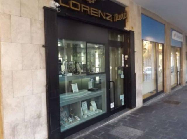 Locale Commerciale in vendita a Centro, Marche