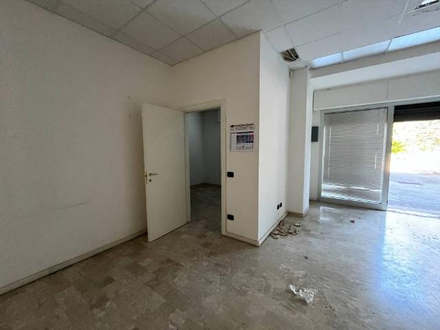 Locale Commerciale in vendita a Marche, Ancona
