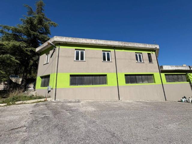 Locale Commerciale in vendita a Piano, Marche