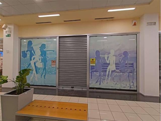 Locale Commerciale in vendita a Marche, Ancona