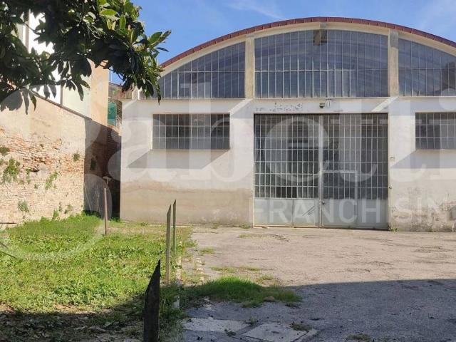 Locale Commerciale in vendita a Unione della Romagna Faentina, Faenza
