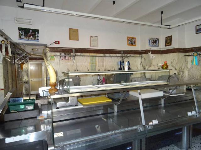 Locale Commerciale in vendita a Marche, Ancona