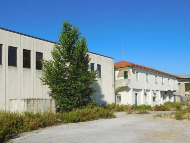 Locale Commerciale in vendita a Villanova, Marche