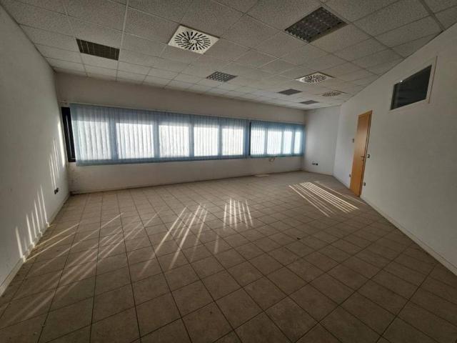 Locale Commerciale in vendita a Case UNRRA, Marche