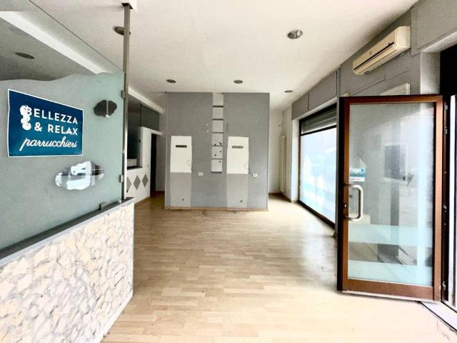 Locale Commerciale in vendita a Marche, Ancona