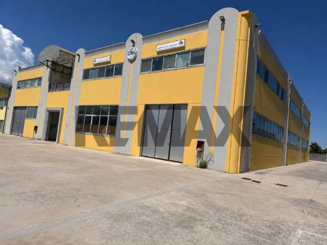 Locale Commerciale in vendita a Case UNRRA, Marche