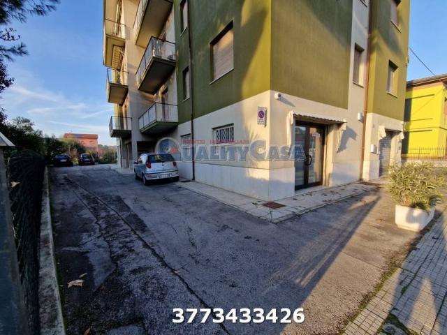 Locale Commerciale in vendita a Marche, Ancona