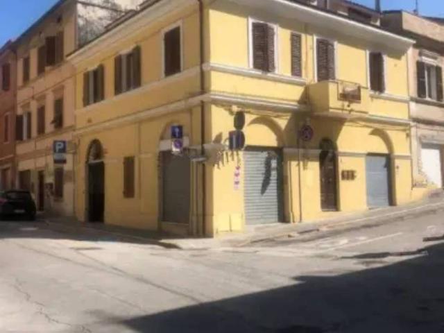 Locale Commerciale in vendita a Marche, Ancona