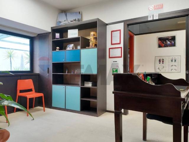 Locale Commerciale in vendita a Case UNRRA, Marche