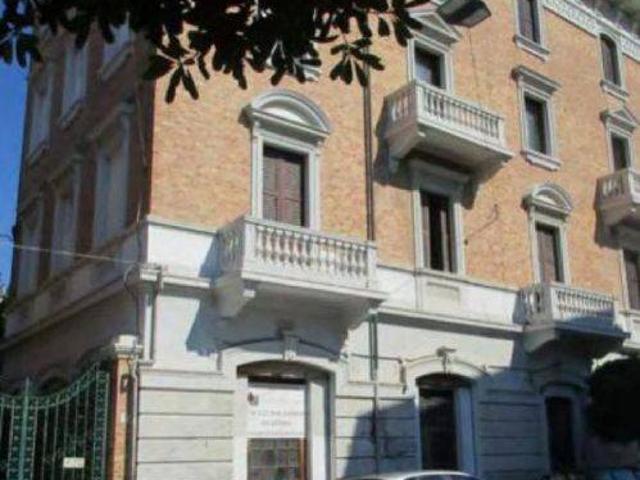 Locale Commerciale in vendita a Marche, Ancona