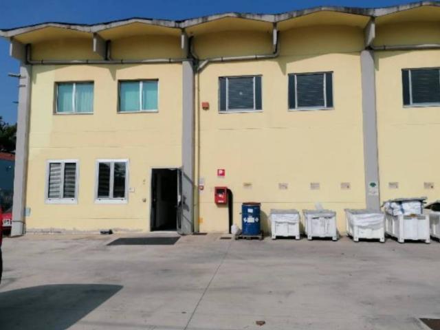Locale Commerciale in vendita a Marche, Ancona