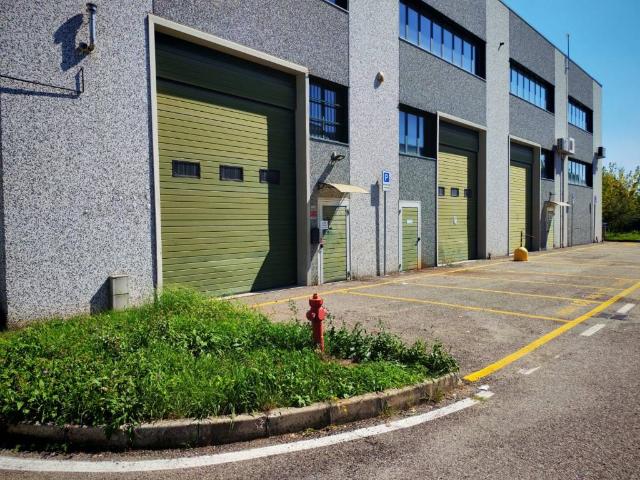 Locale Commerciale in vendita a Gaggino, Como