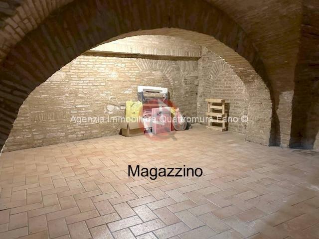 Locale Commerciale in vendita a Centro storico, Marche