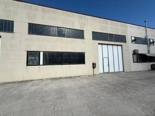 Locale Commerciale in vendita a Tre Ponti, Marche