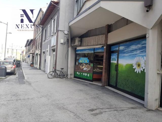 Locale Commerciale in vendita a Centro storico, Marche