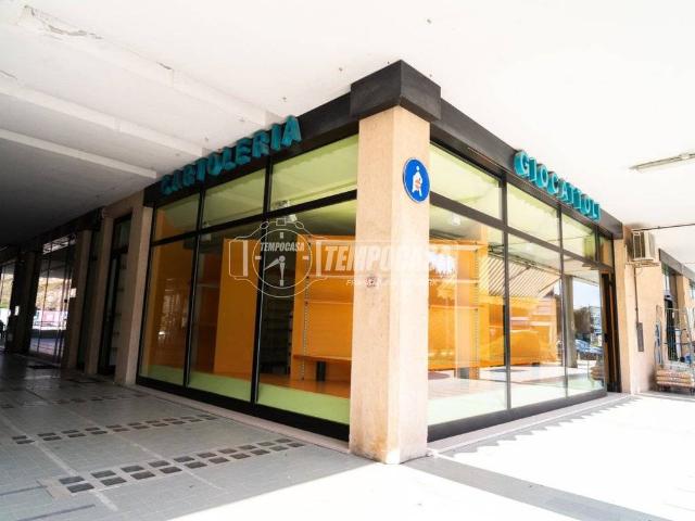 Locale Commerciale in vendita a Fenile, Marche