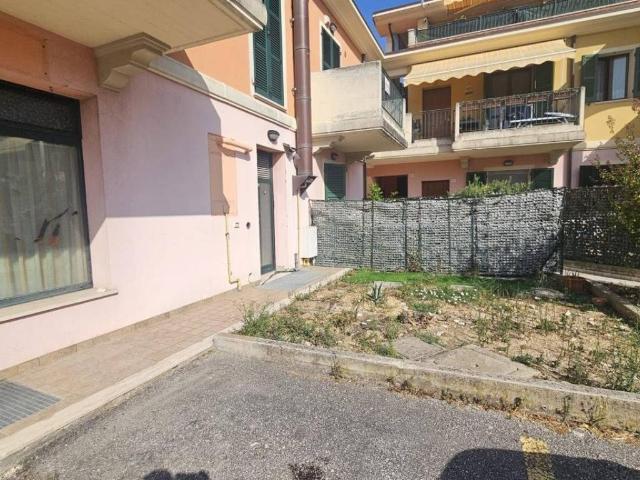 Locale Commerciale in vendita a Carrara, Marche