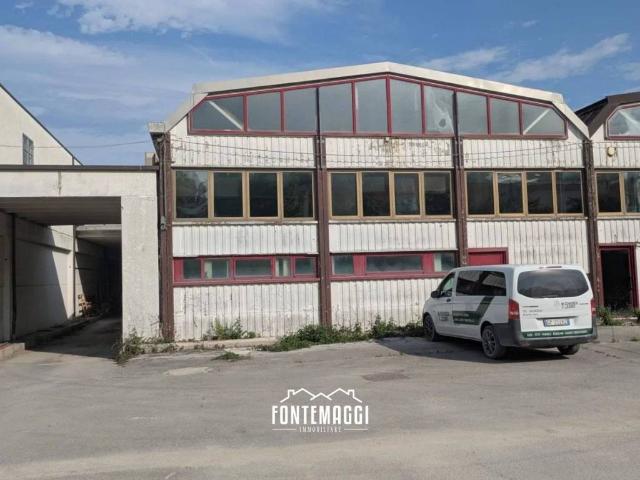 Locale Commerciale in vendita a Rosciano, Marche