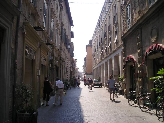 Locale Commerciale in vendita a Centro storico, Marche