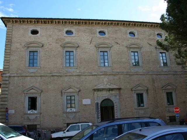 Locale Commerciale in vendita a Centro storico, Marche