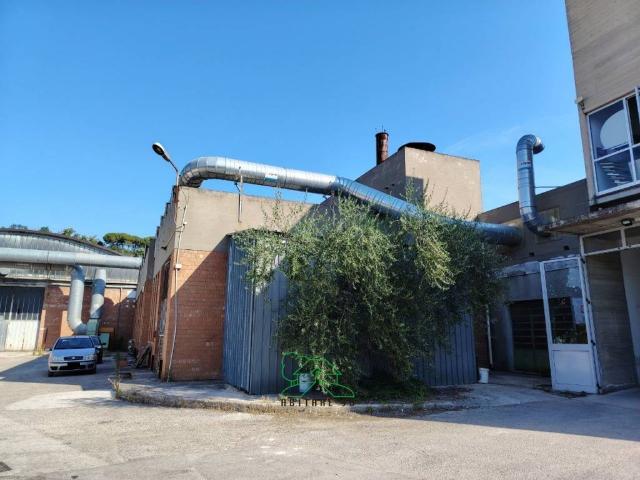 Locale Commerciale in vendita a Rosciano, Marche