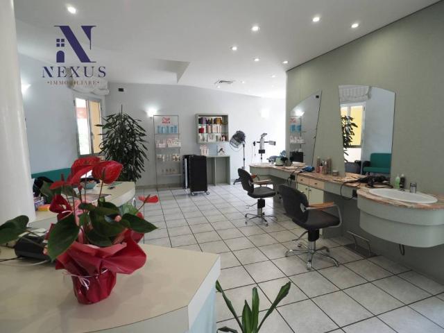 Locale Commerciale in vendita a San Lazzaro, Marche