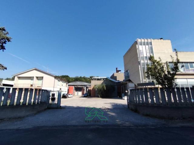 Locale Commerciale in vendita a Rosciano, Marche