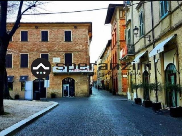 Locale Commerciale in vendita a Centro storico, Marche