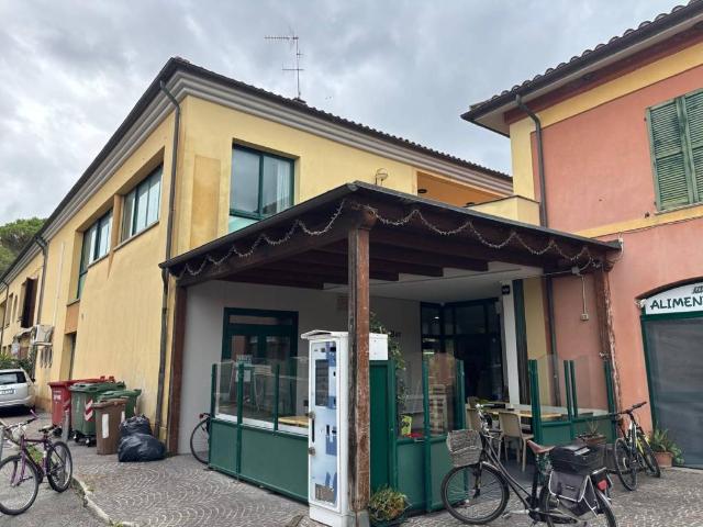 Locale Commerciale in vendita a Marche, Pesaro E Urbino