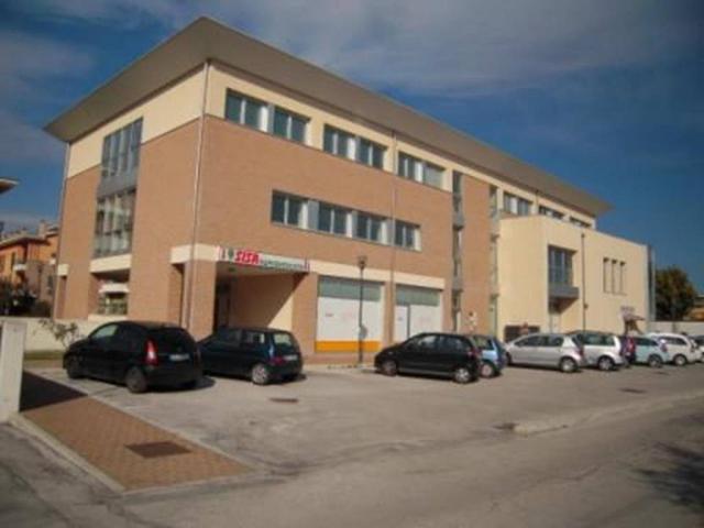Locale Commerciale in vendita a Bellocchi, Fano