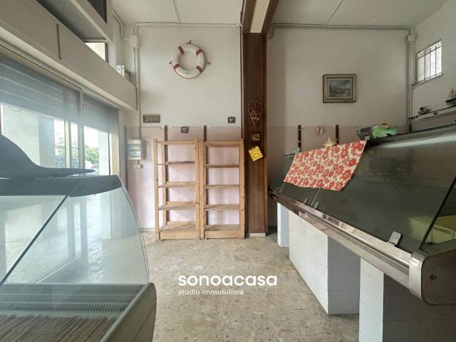 Locale Commerciale in vendita a Torrette, Marche