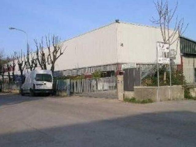 Locale Commerciale in vendita a Rosciano, Marche