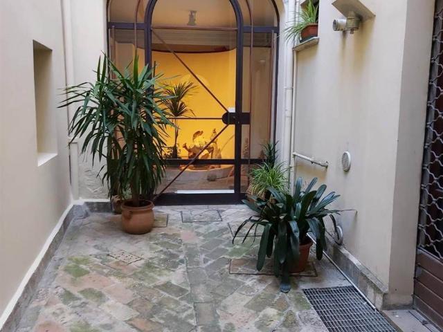 Palazzo in vendita a Centro storico, Marche