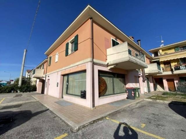 Locale Commerciale in vendita a Carrara, Marche