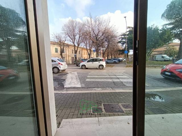 Locale Commerciale in vendita a San Lazzaro, Marche