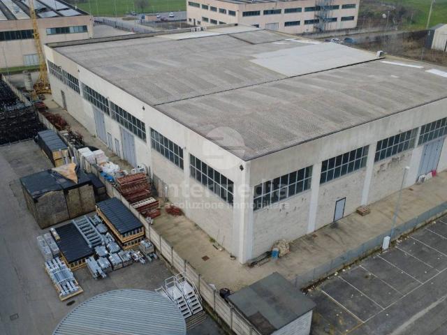 Locale Commerciale in vendita a Fara Gera D'adda, Lombardia