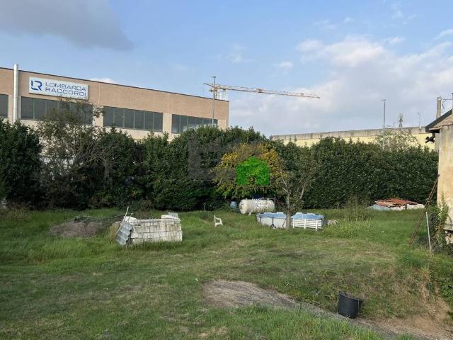 Locale Commerciale in vendita a Taranta, Cassano D'adda