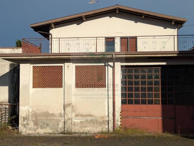 Locale Commerciale in vendita a Fara Gera D'adda, Lombardia