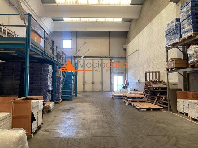 Locale Commerciale in vendita a Fara Gera D'adda, Lombardia