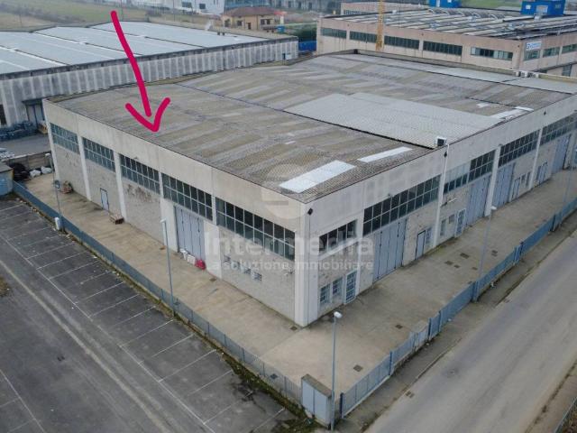 Locale Commerciale in vendita a Fara Gera D'adda, Lombardia