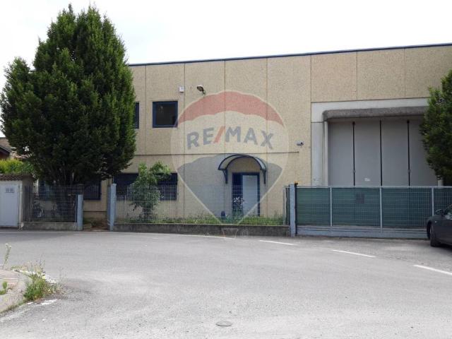 Locale Commerciale in vendita a Fara Gera D'adda, Lombardia