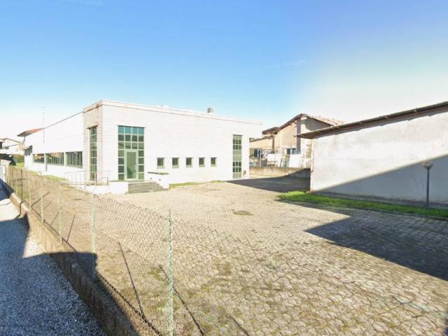 Locale Commerciale in vendita a Fara Gera D'adda, Lombardia
