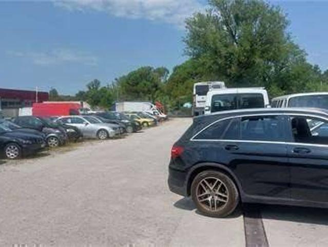 Locale Commerciale in vendita a Farra D'isonzo, Friuli-Venezia Giulia